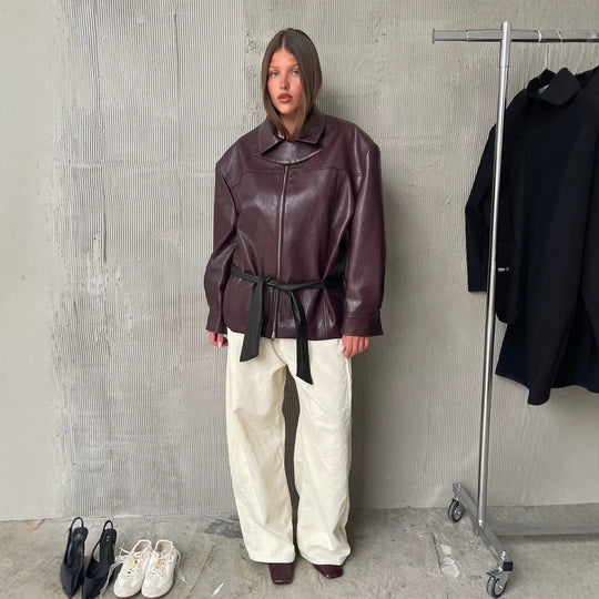 Damen Boxy-Kunstlederjacke mit hohem Stehkragen, Frontzip und Taillenschärpe Shop Nory
