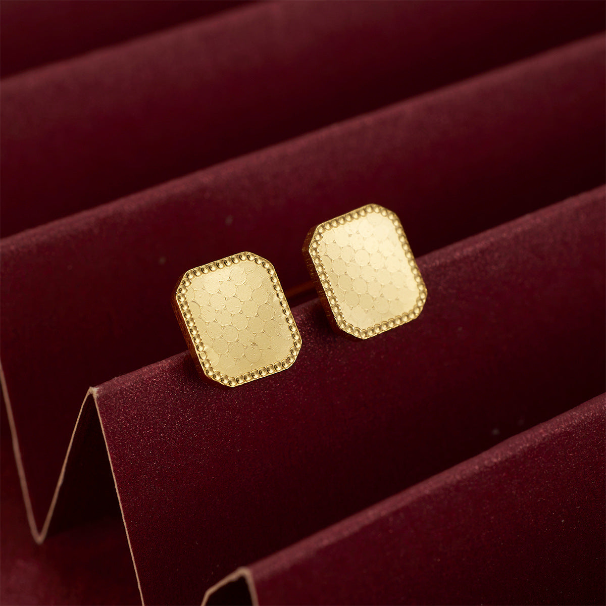 Damen elegante Ohrstecker mit strukturierter Oberfläche und zeitlosem Design Shop Nory