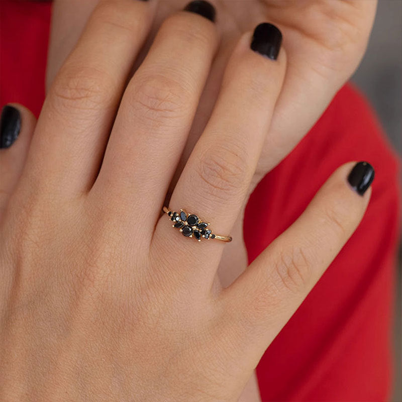 Damenring mit floralem Design und funkelnden Akzenten Shop Nory