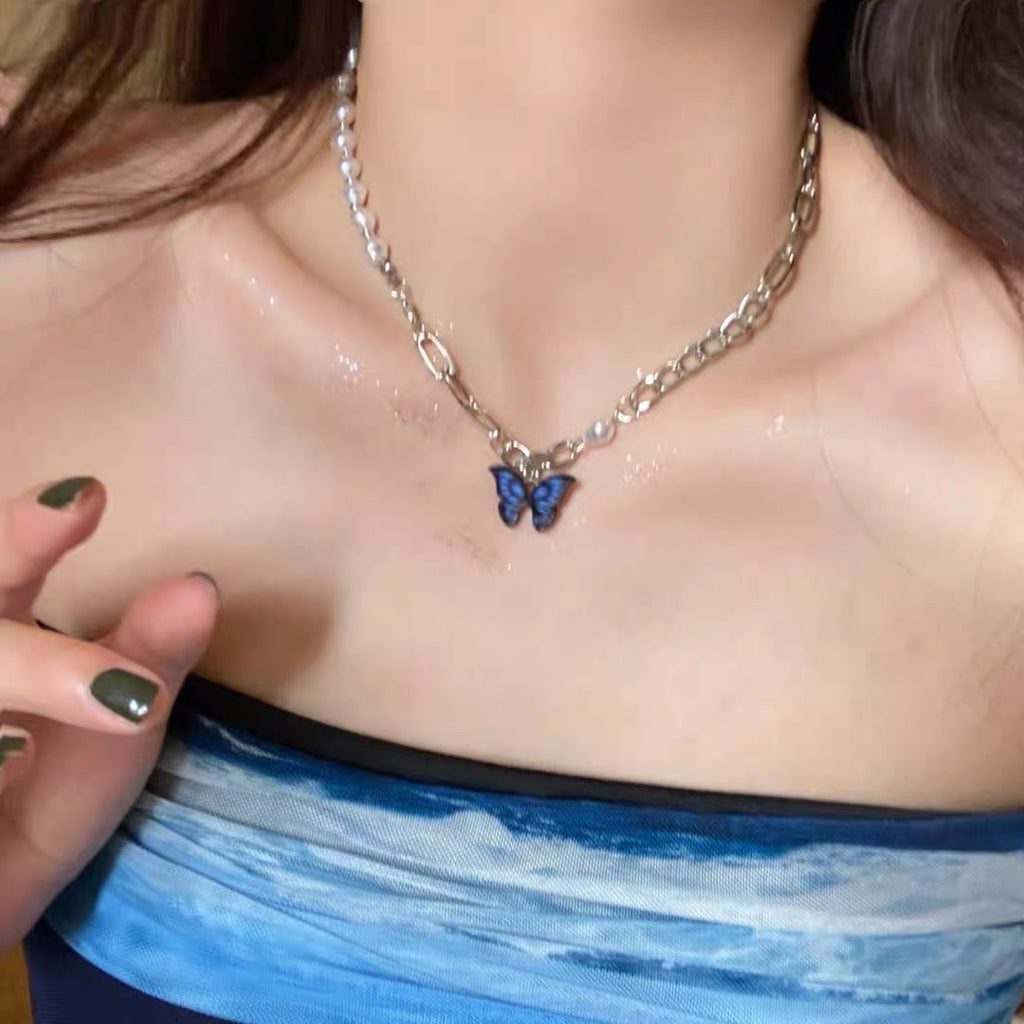 Damen Halskette mit filigranem Schmetterlingsanhänger und Perlendetails Shop Nory