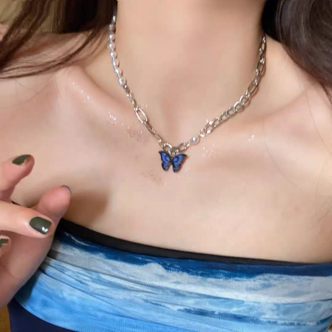 Damen Halskette mit filigranem Schmetterlingsanhänger und Perlendetails Shop Nory