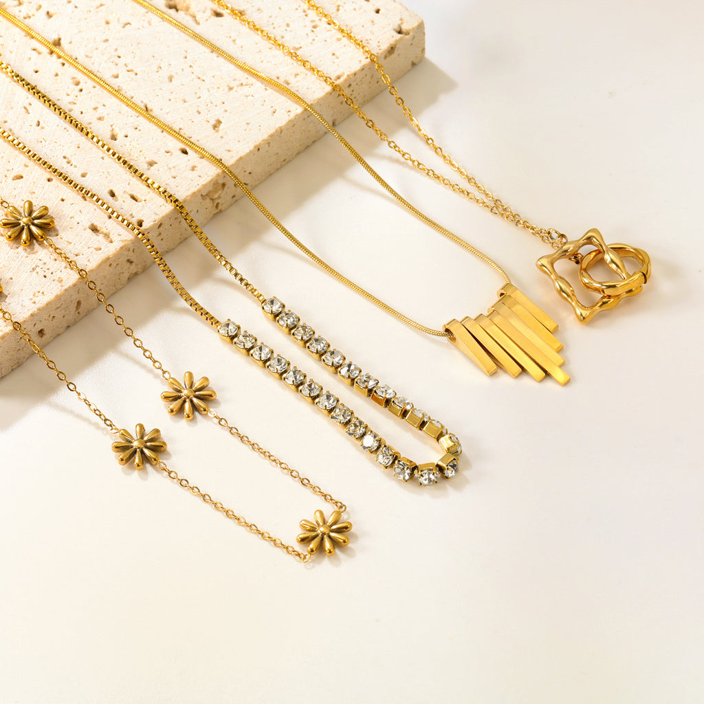 Damen elegante Halskette mit Blumenmotiven und hochwertiger Gliederstruktur Shop Nory