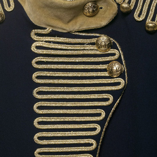 Damen Militärinspirierte Kurzjacke mit goldener Kordelverzierung und Samtmanschetten Shop Nory