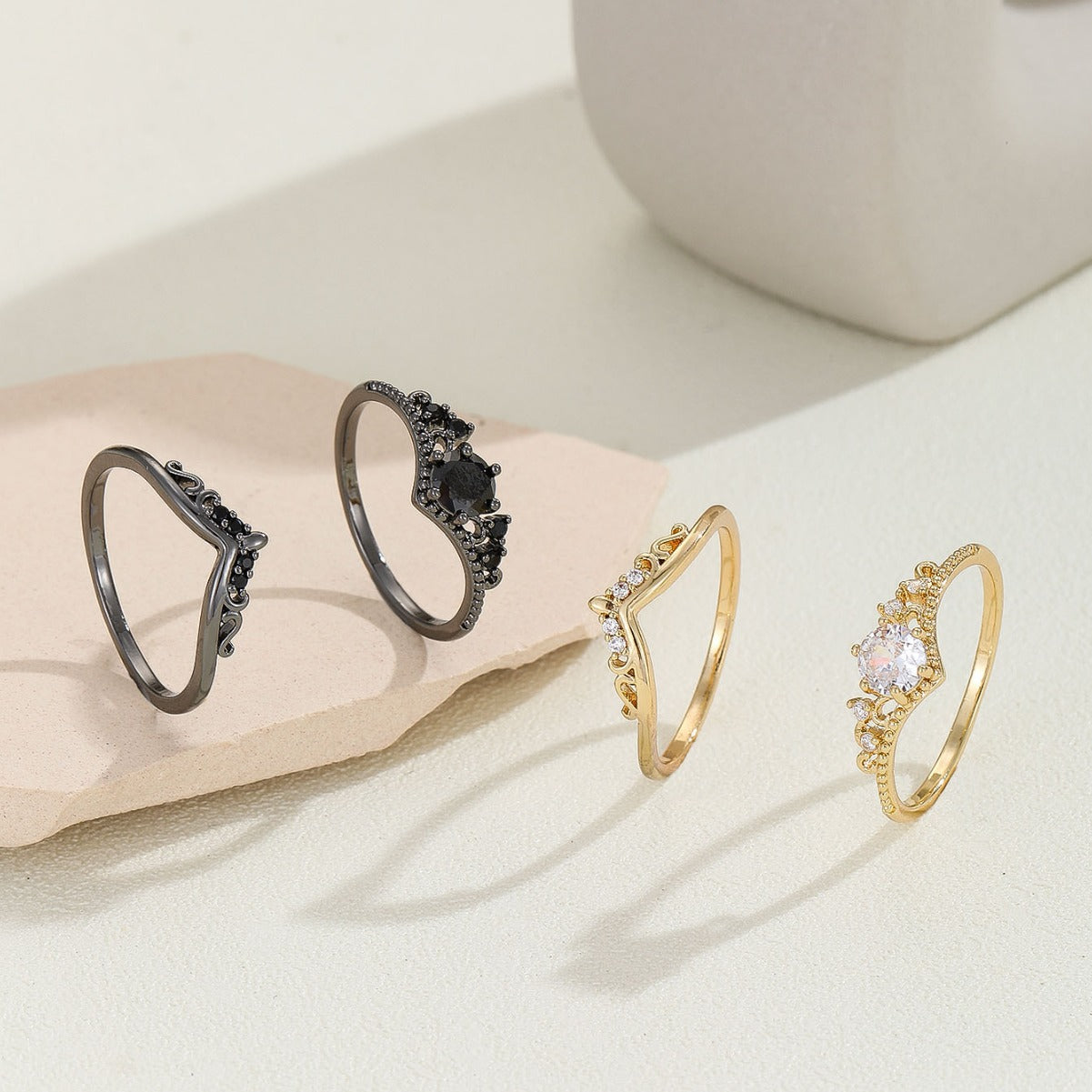 Damen Zierlicher Ring mit funkelndem Stein und filigranem Design Shop Nory