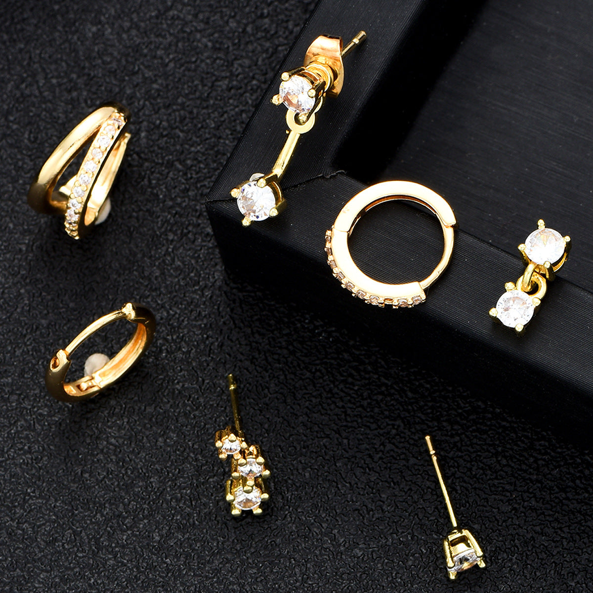 Damen Ohrstecker-Set mit funkelnden Kristallen und modernen Designs Shop Nory