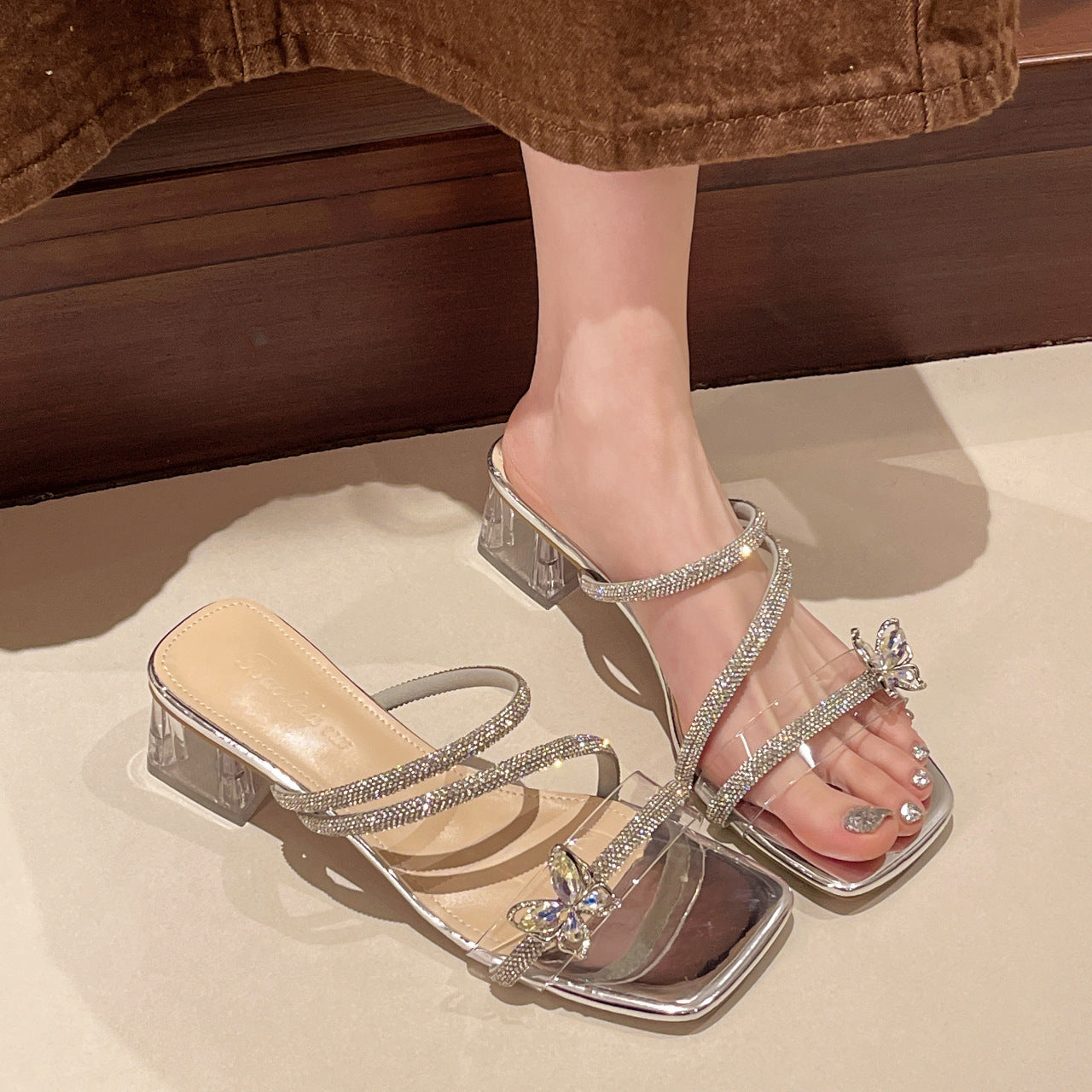 Damen elegante und glamouröse Sandalen mit funkelnden Applikationen und transparentem Blockabsatz