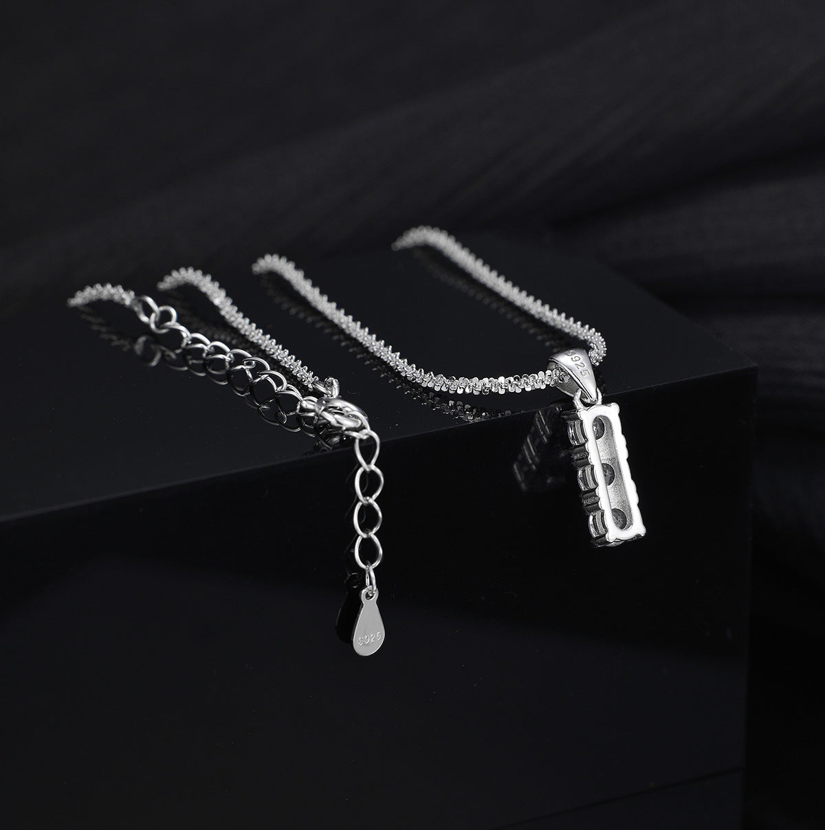Damen Halskette mit funkelndem Anhänger und Zirkoniasteinen Shop Nory