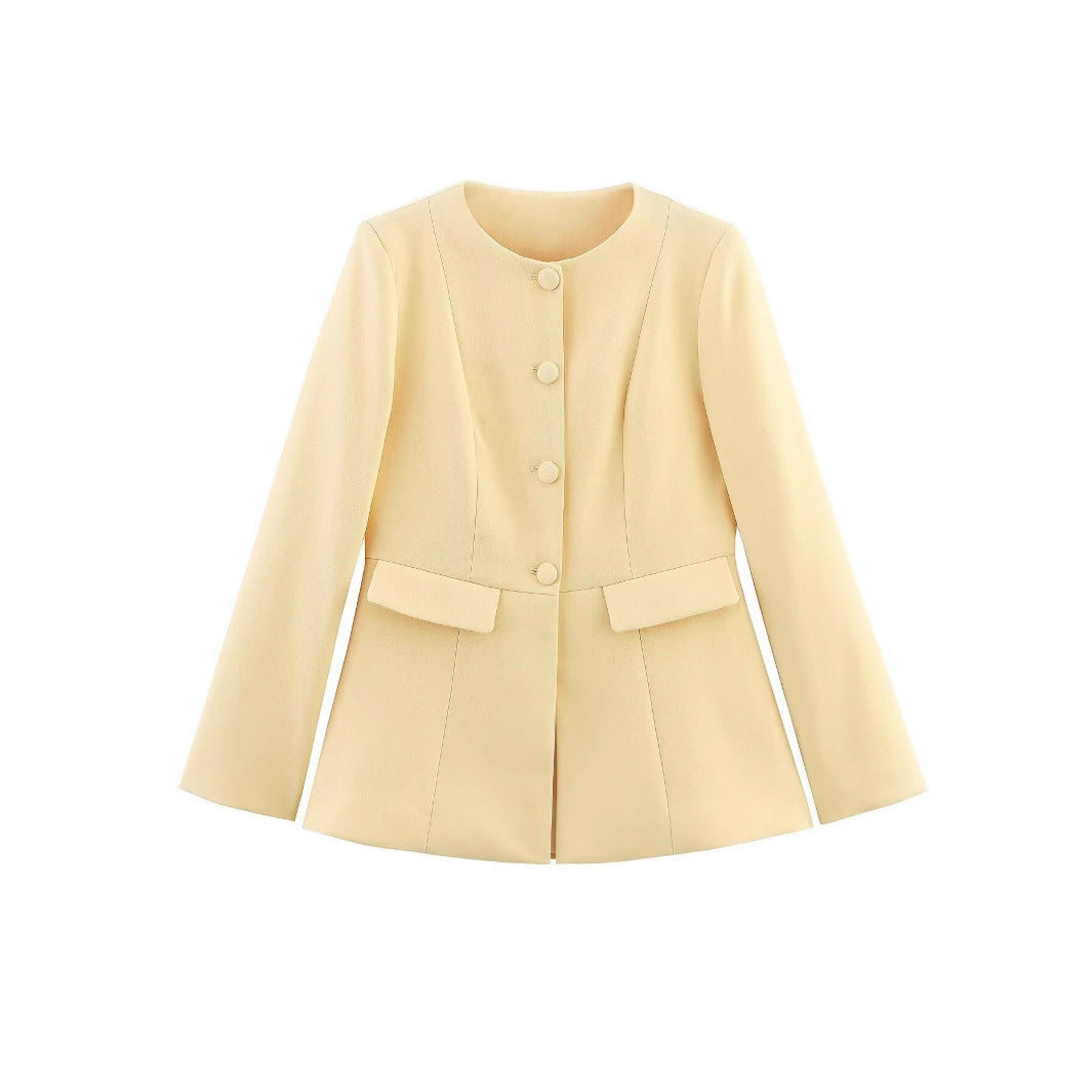 Damen Taillierte Blazerjacke mit Rundhalsausschnitt, verdeckter Knopfleiste und Pattentaschen Shop Nory