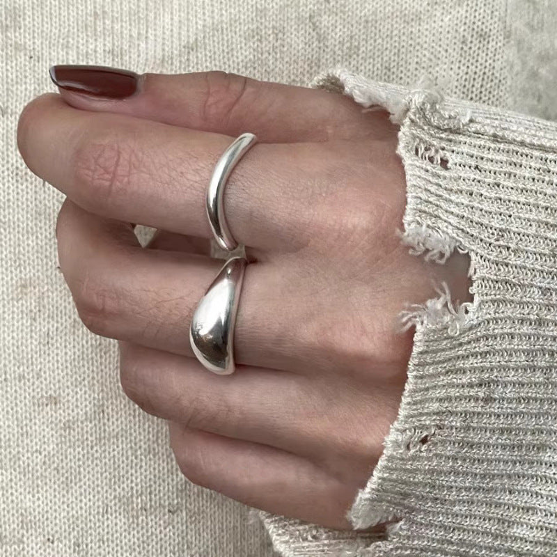 Damenring mit modernem, geschwungenem Design und glänzender Oberfläche Shop Nory