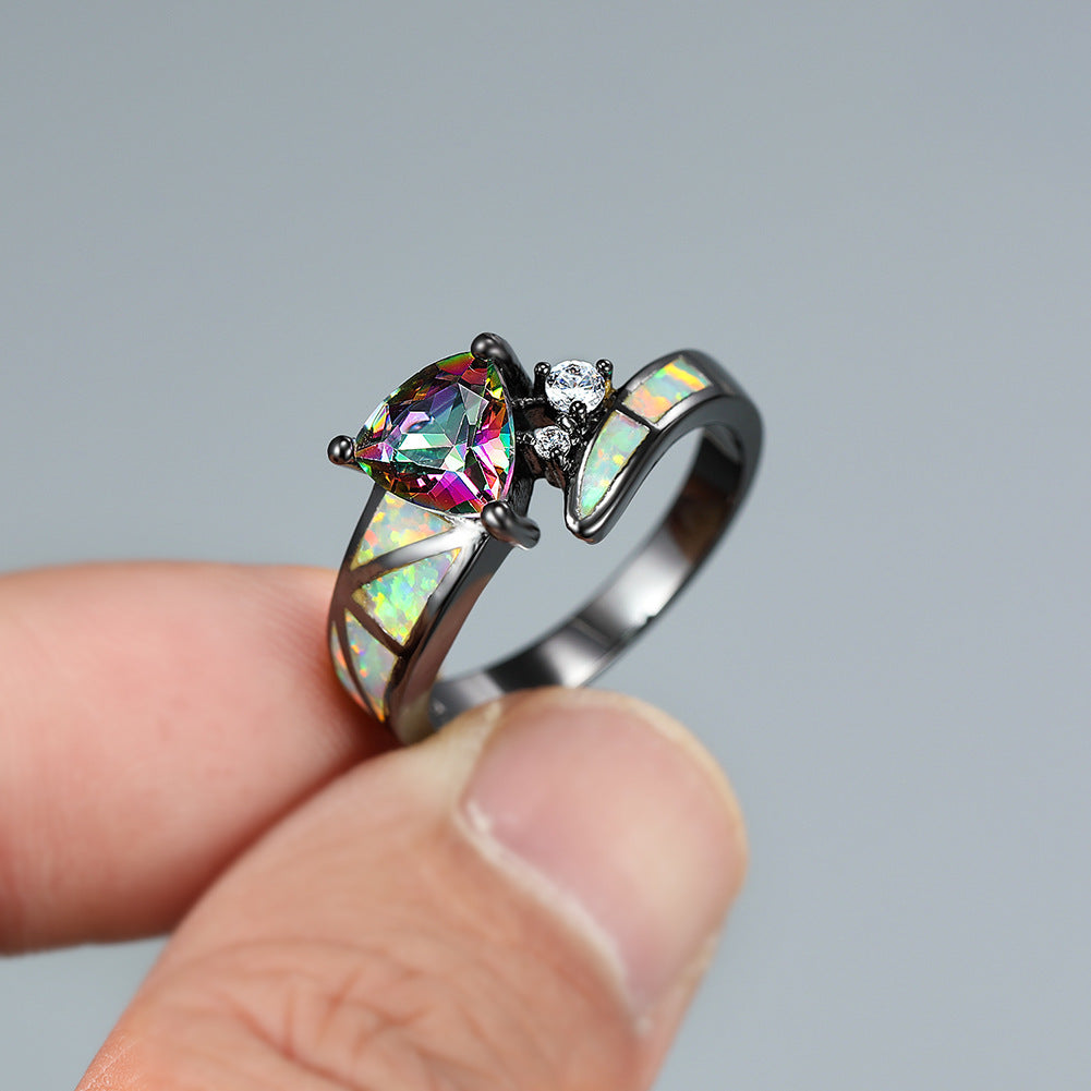 Damen Ring mit kunstvollem, dreieckigem Opal und funkelnden Zirkonia-Elementen Shop Nory