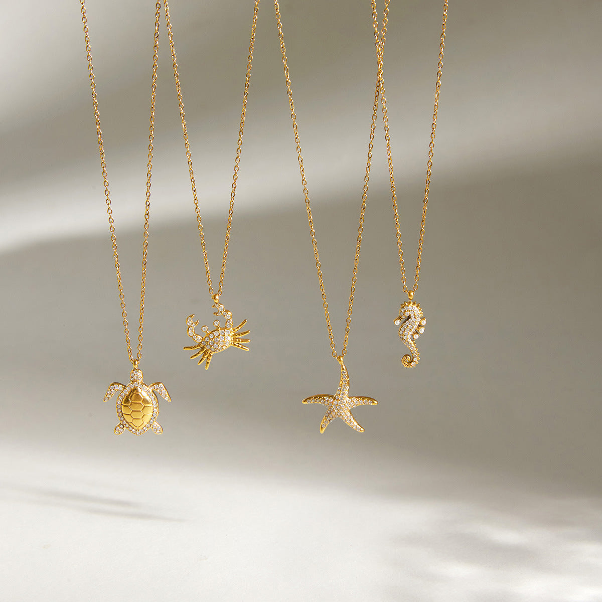 Damen Halskette mit elegantem Schildkrötenanhänger und funkelnden Zirkonia Shop Nory