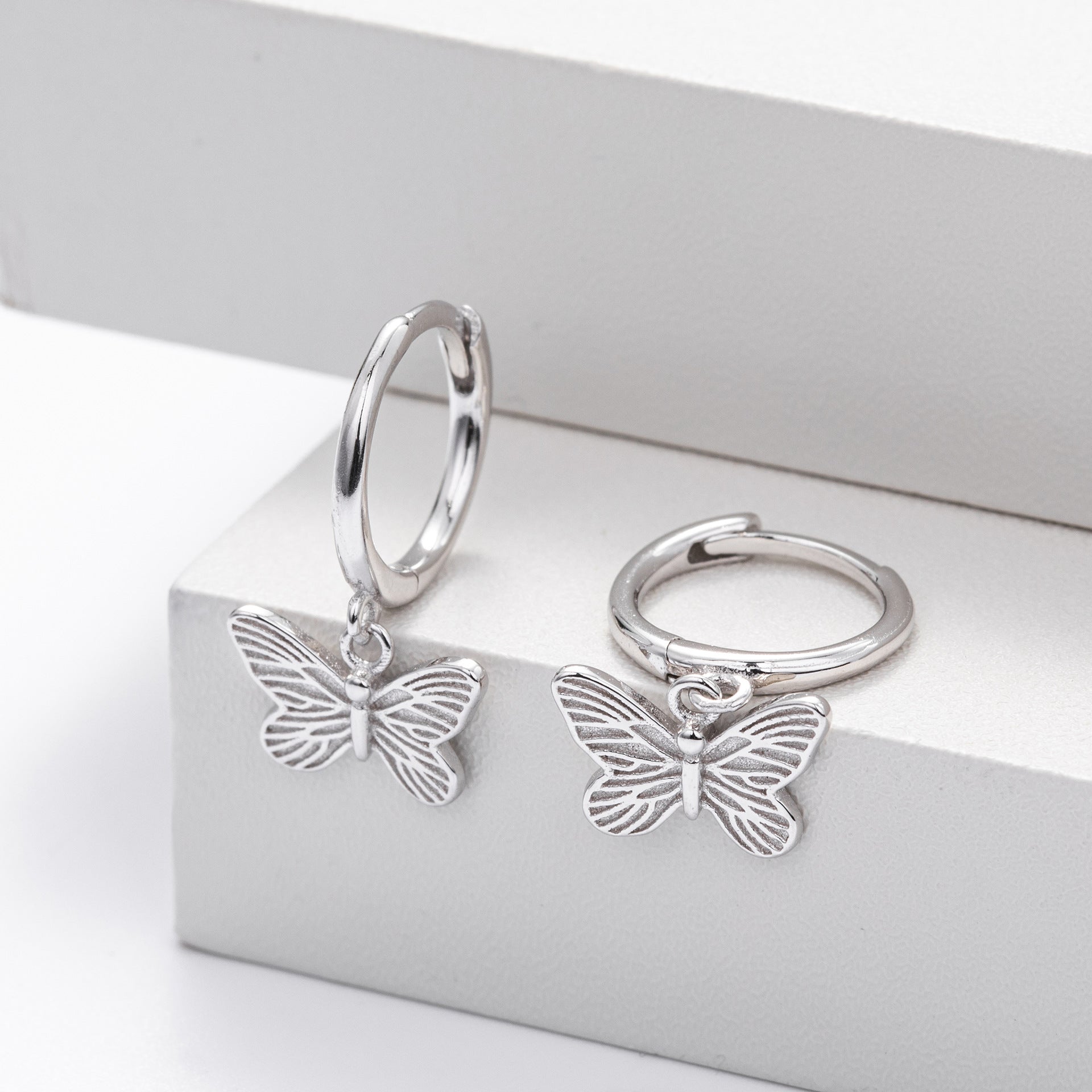 Damen Ohrhänger mit filigranem Schmetterlingsanhänger aus hochwertigem 925 Sterling Silber Shop Nory