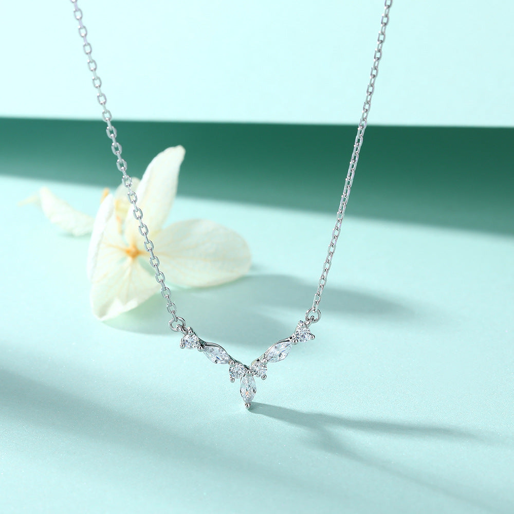 Damen Halskette mit funkelndem Zirkonia-Anhänger im eleganten Design Shop Nory