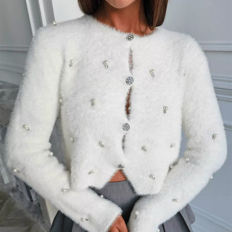 Damen Flauschiger kurzgeschnittener Perlen-Cardigan mit strassbesetzten Schmuckknöpfen Shop Nory