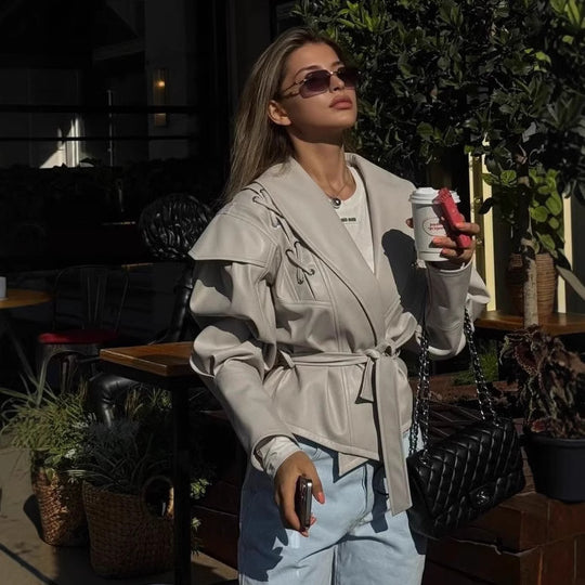 Damen Kurzjacke aus Wildlederoptik mit Wickelgürtel, Schalkragen und Schnürdetail Shop Nory