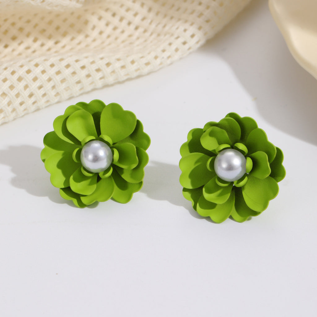 Damen Ohrstecker mit kunstvollem Blumenmotiven und Perlenakzenten Shop Nory