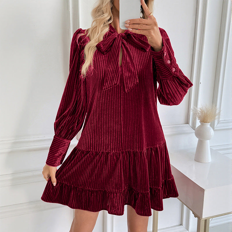 Damen Samtkleid mit Plissee‑Struktur, Schleifenkragen und Stufenrock Shop Nory