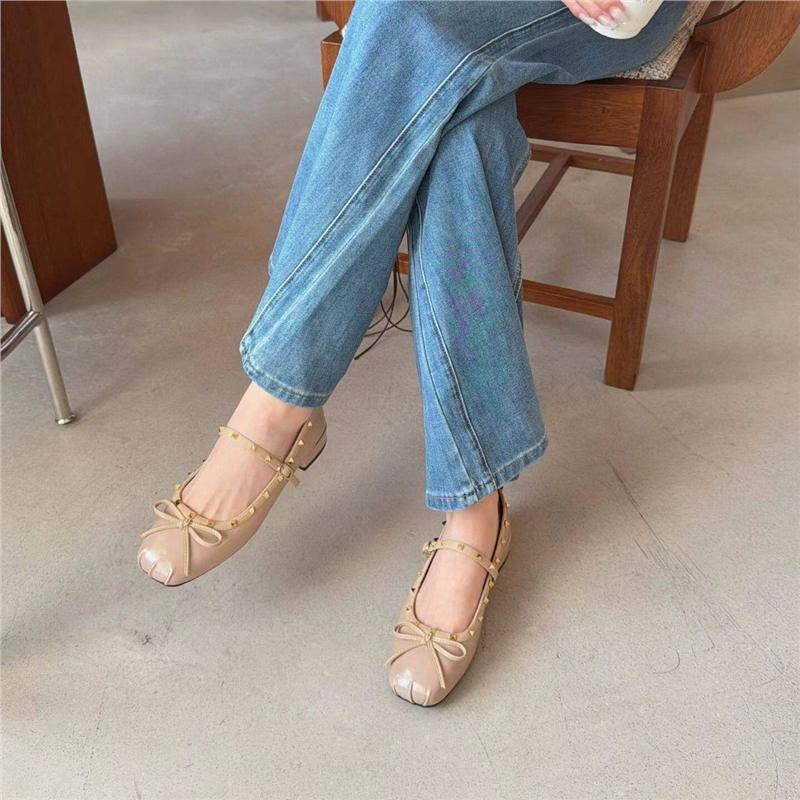 Damen Ballerina mit quadratischer Zehenbox, Nietenbesetztem Rand und verstellbarem Mary‑Jane Riemchen Shop Nory
