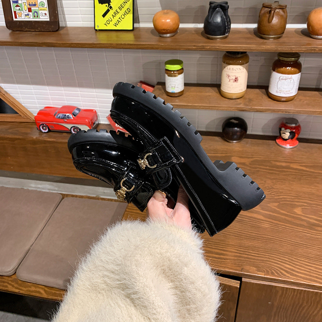 Damen Patentleder‑Plateau‑Loafer mit Goldkettchen und profilierter Lugsohle Shop Nory