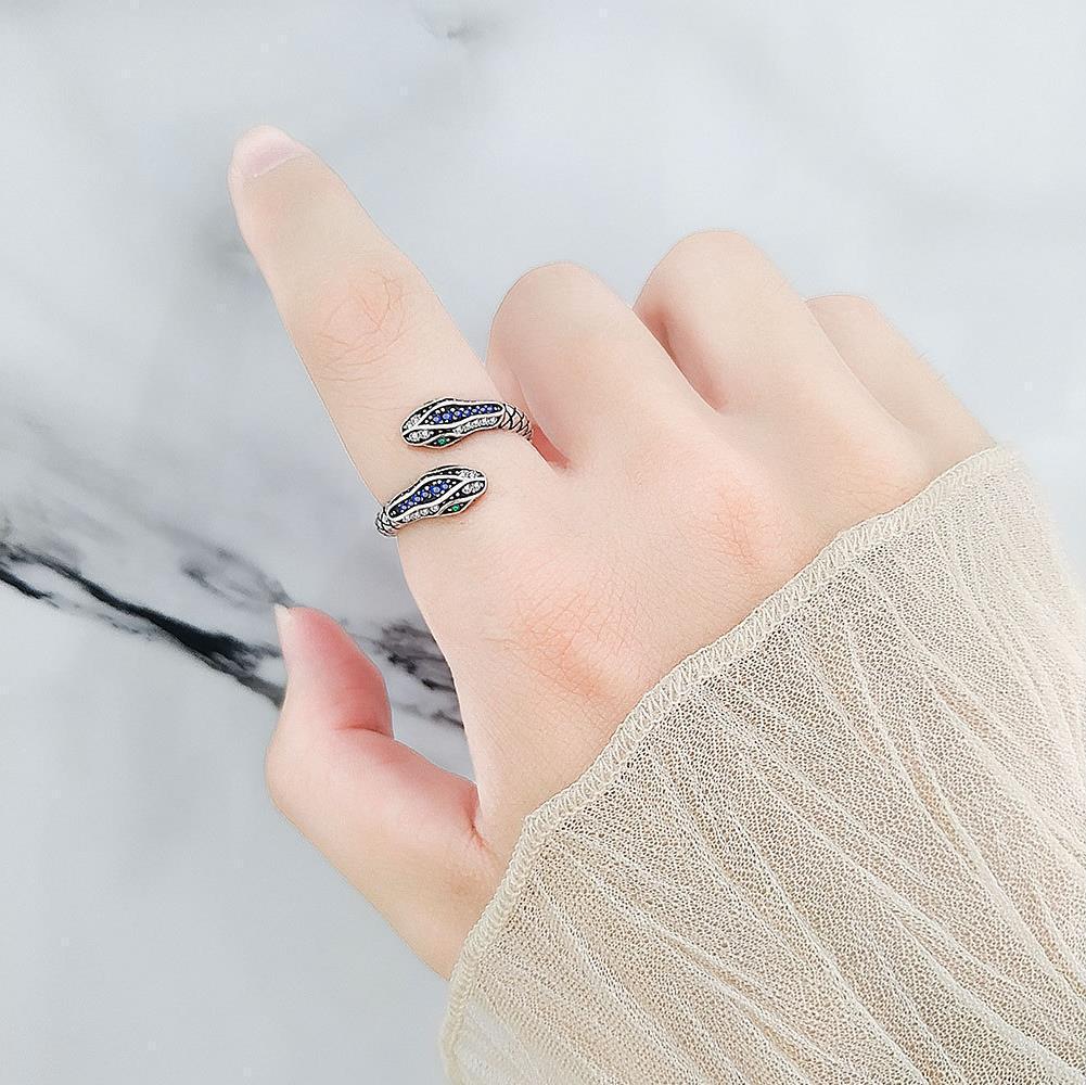 Damenring mit kunstvollem Schlangenmotiv und funkelnden Zirkonia Shop Nory