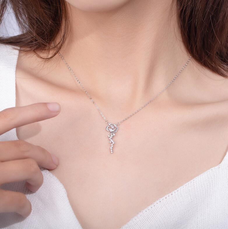 Damen Halskette mit filigranem Rosenanhänger und funkelnden Akzenten Shop Nory