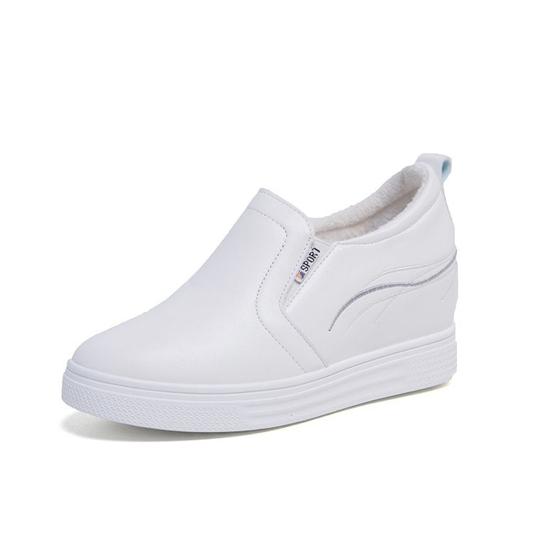 Damen Slip-On Keilsneaker mit verdecktem Keil, Lederimitat und dekorativer Stickerei Shop Nory