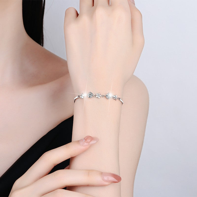 Damenarmband mit floralem Design und funkelnden Kristallen Shop Nory