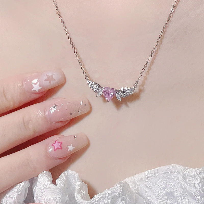 Damen Halskette mit filigranem Herzanhänger und zarten Flügelakzenten Shop Nory