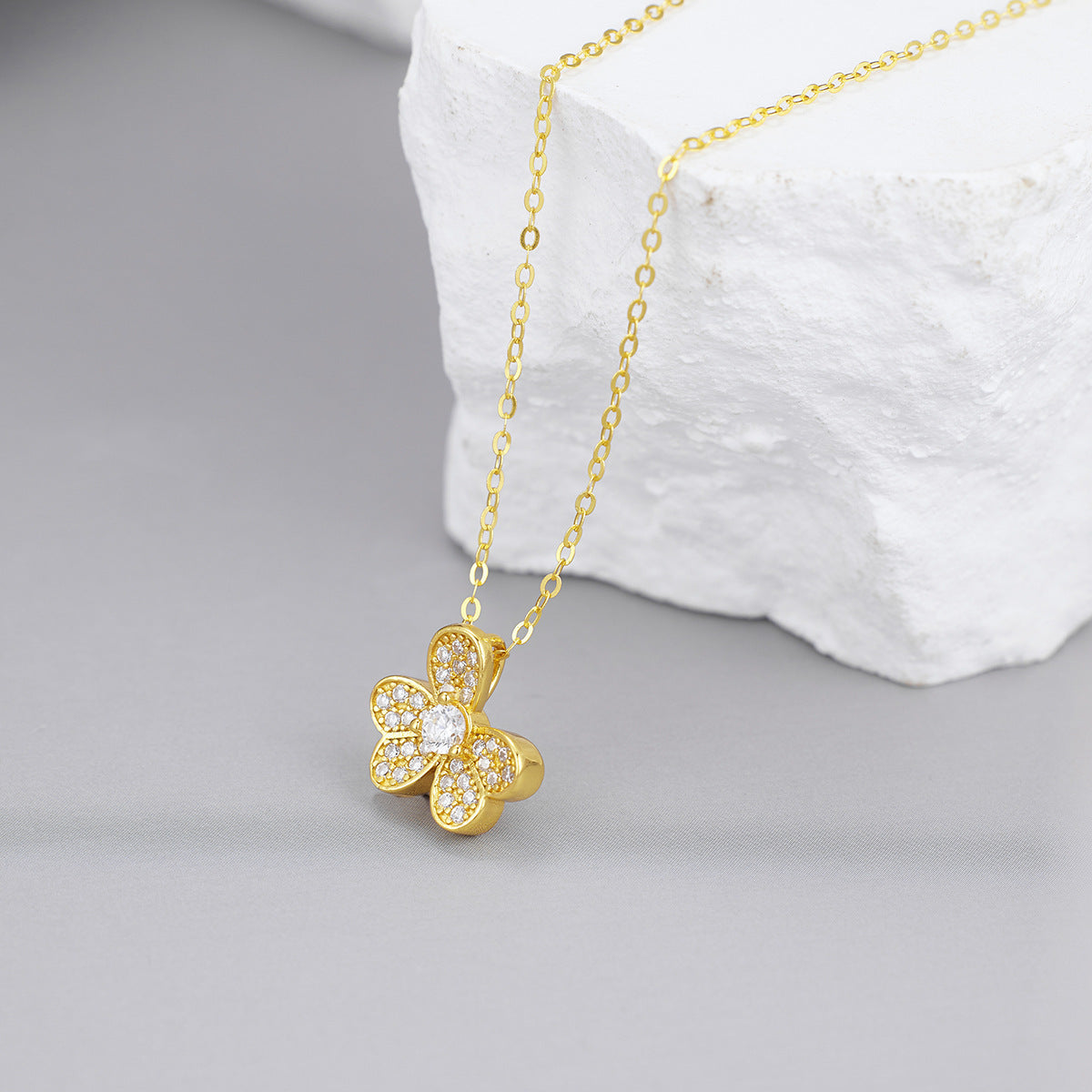 Damen Halskette mit floralem, funkelndem Anhänger Shop Nory