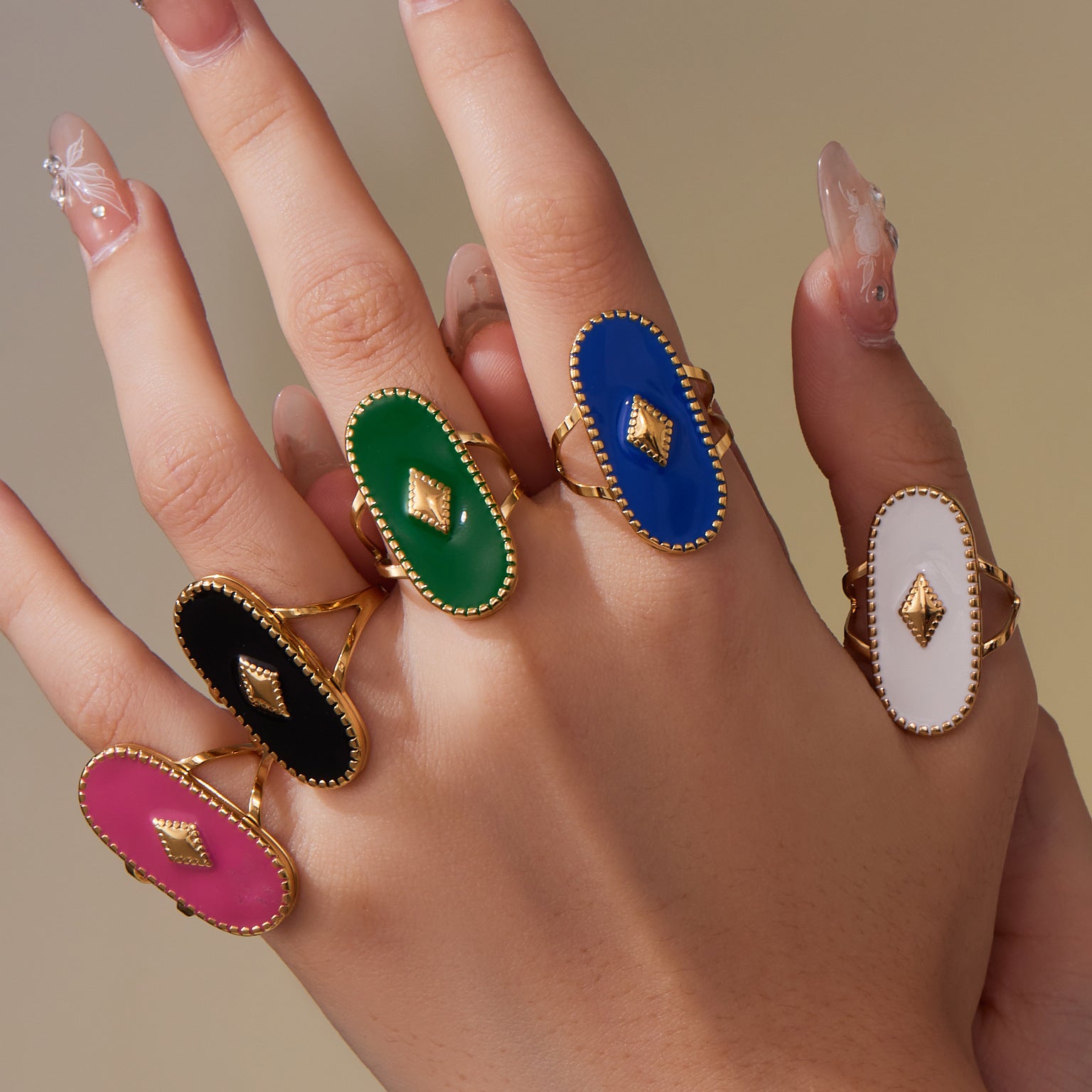Damenring mit glänzendem Design und zentralem Edelstein Shop Nory