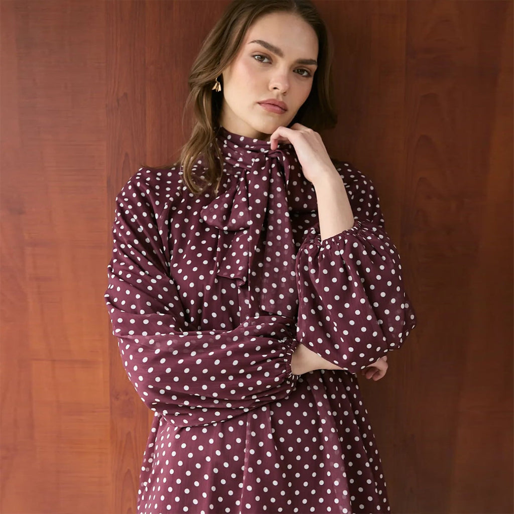 Damen Kleid mit elegantem Stehkragen und verspieltem Punkte-Design