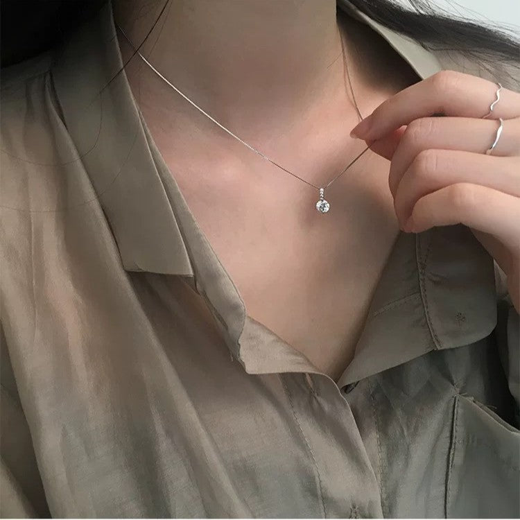 Damen Halskette mit funkelndem Zirkonia-Anhänger und eleganter Silberkette Shop Nory