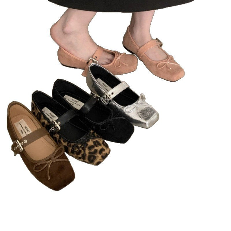 Damen Ballerinas aus weichem Wildleder mit verstellbarem Riemen und dekorativer Schleife