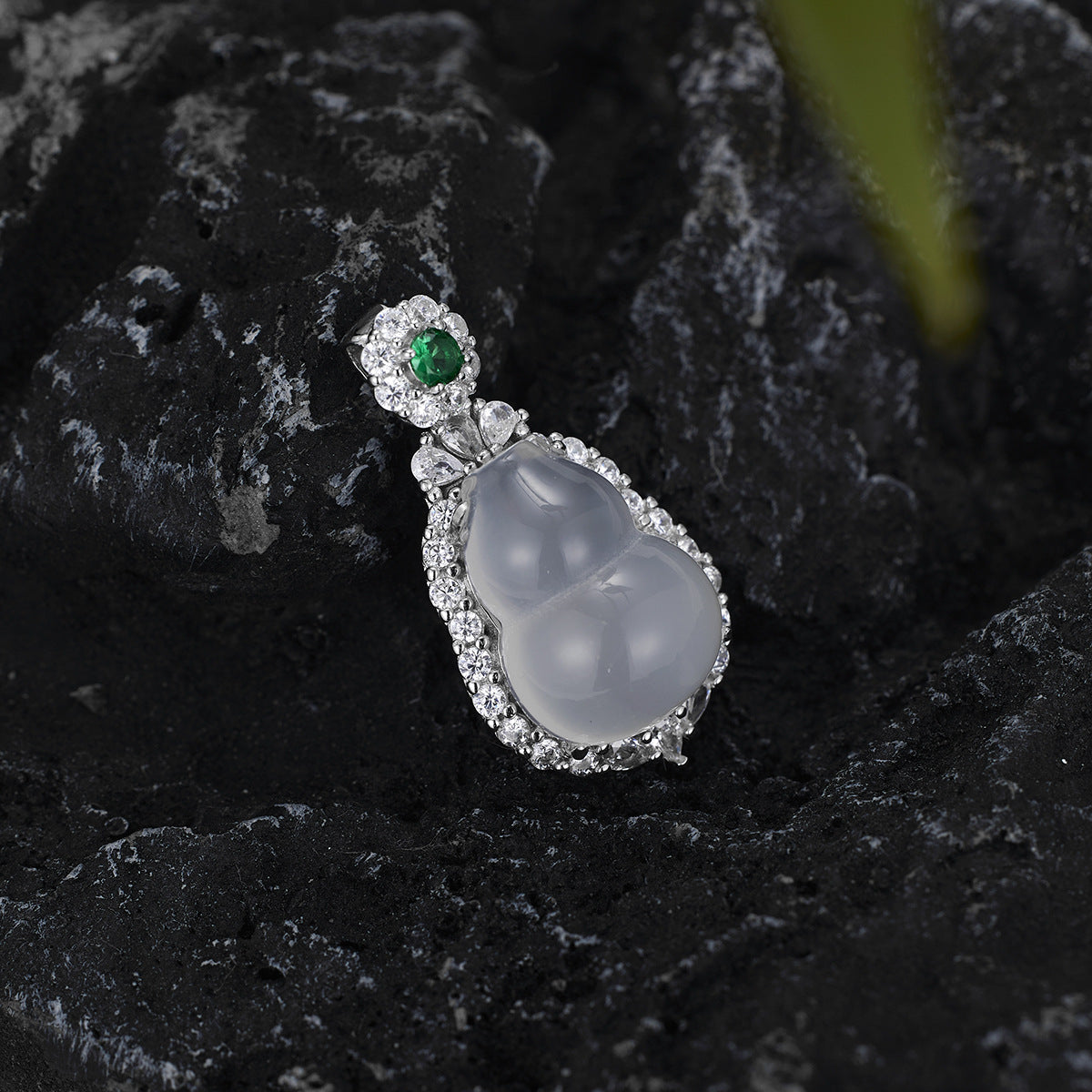 Damen Anhänger mit edlem Jade-Edelstein und funkelnden Zirkonia Shop Nory