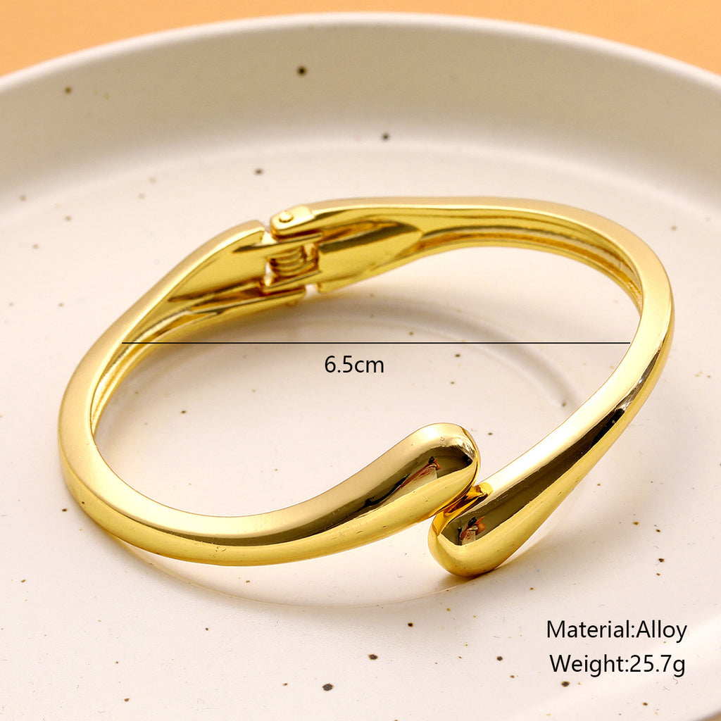 Damen eleganter goldfarbener Armreif Shop Nory