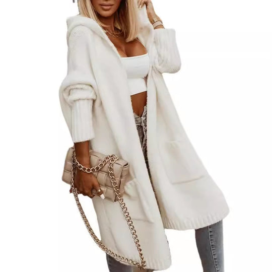 Damen Langer Kapuzen-Cardigan im Cape‑Stil mit Zopfstrick und Rücken‑Schriftzug Shop Nory