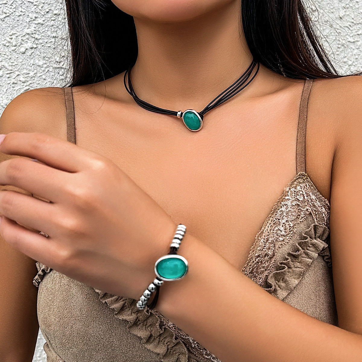 Damen mehrlagiges Choker-Halsketten- und Armband-Set aus Leder mit stilvollen Anhängern Shop Nory
