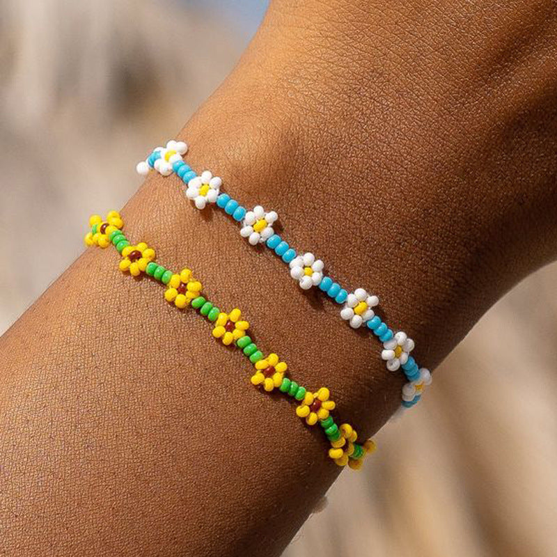 Damen modisches und verspieltes Perlenarmband mit floralem Akzent Shop Nory