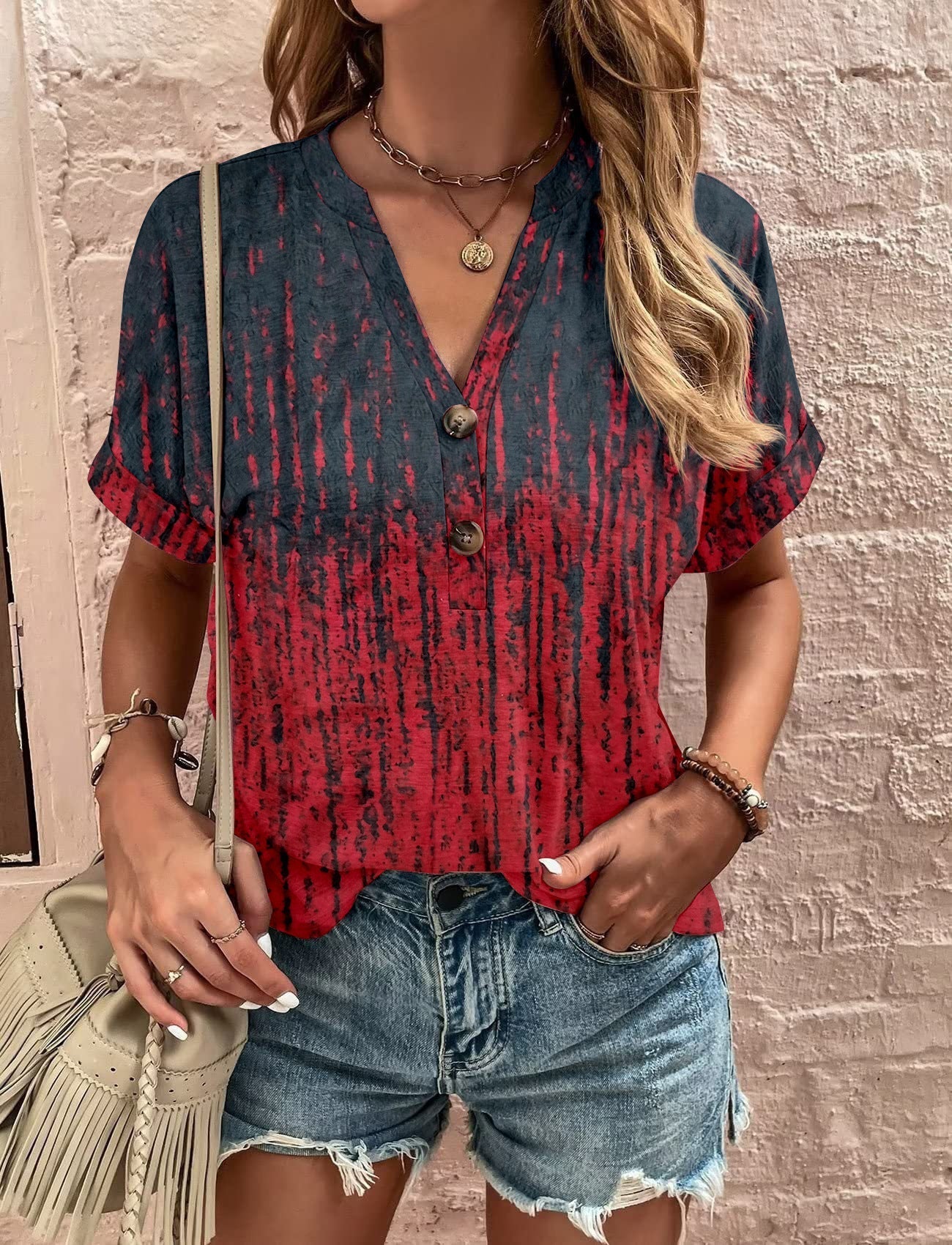 Damen Lässiges Kurzärmliges Blusenshirt mit Verspieltem Paisleymuster und Modernen Knopfdetails Shopnory