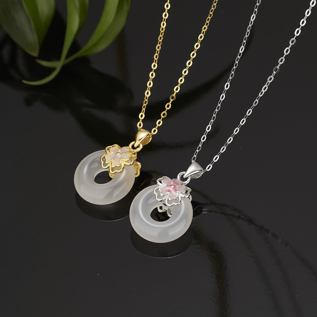 Damen Anhänger-Halskette mit kunstvollem Blumenmotiv und eleganter Goldverzierung Shop Nory