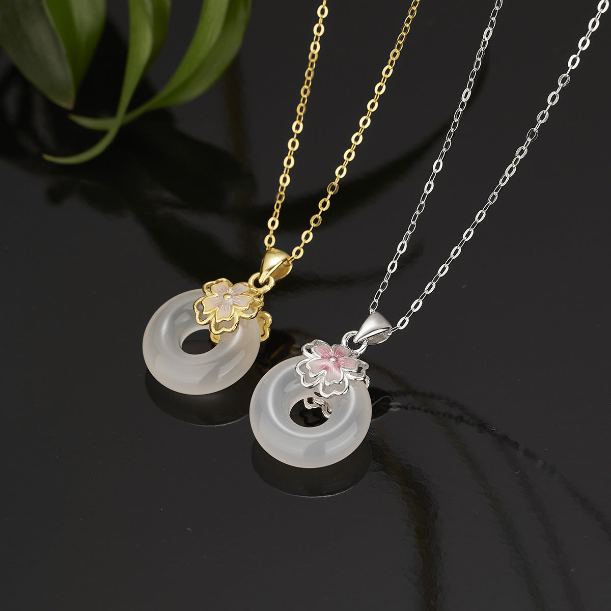 Damen Anhänger-Halskette mit kunstvollem Blumenmotiv und eleganter Goldverzierung Shop Nory