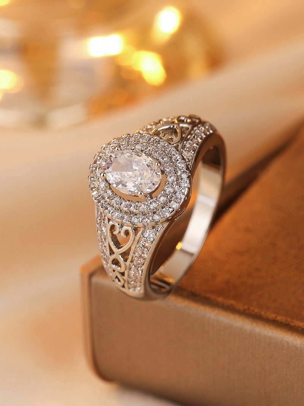 Damen Glänzender Ring mit eleganter Markenverzierung Shop Nory