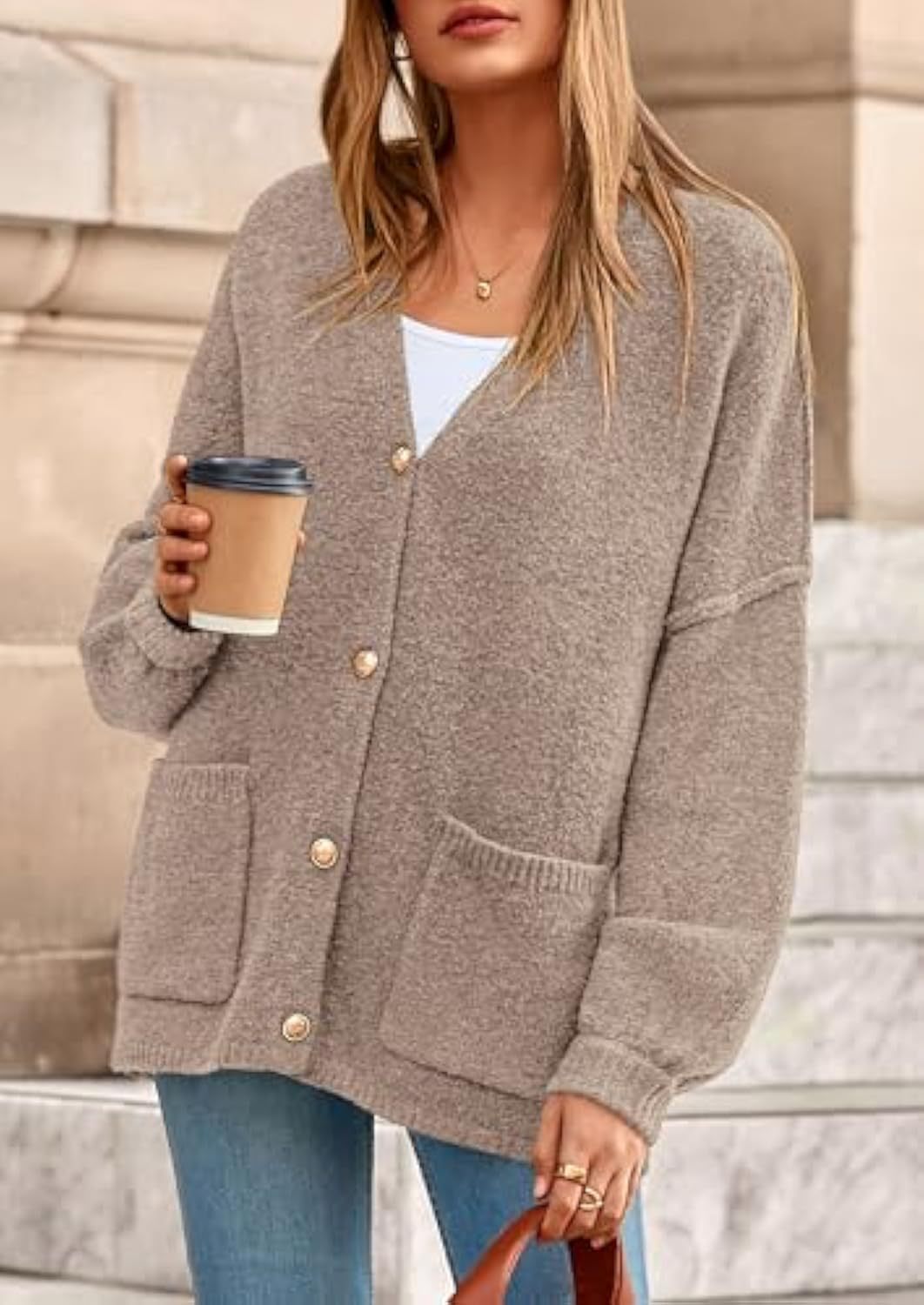 Damen Oversize Strickcardigan mit V-Ausschnitt, goldenen Zierknöpfen und aufgesetzten Taschen Shop Nory