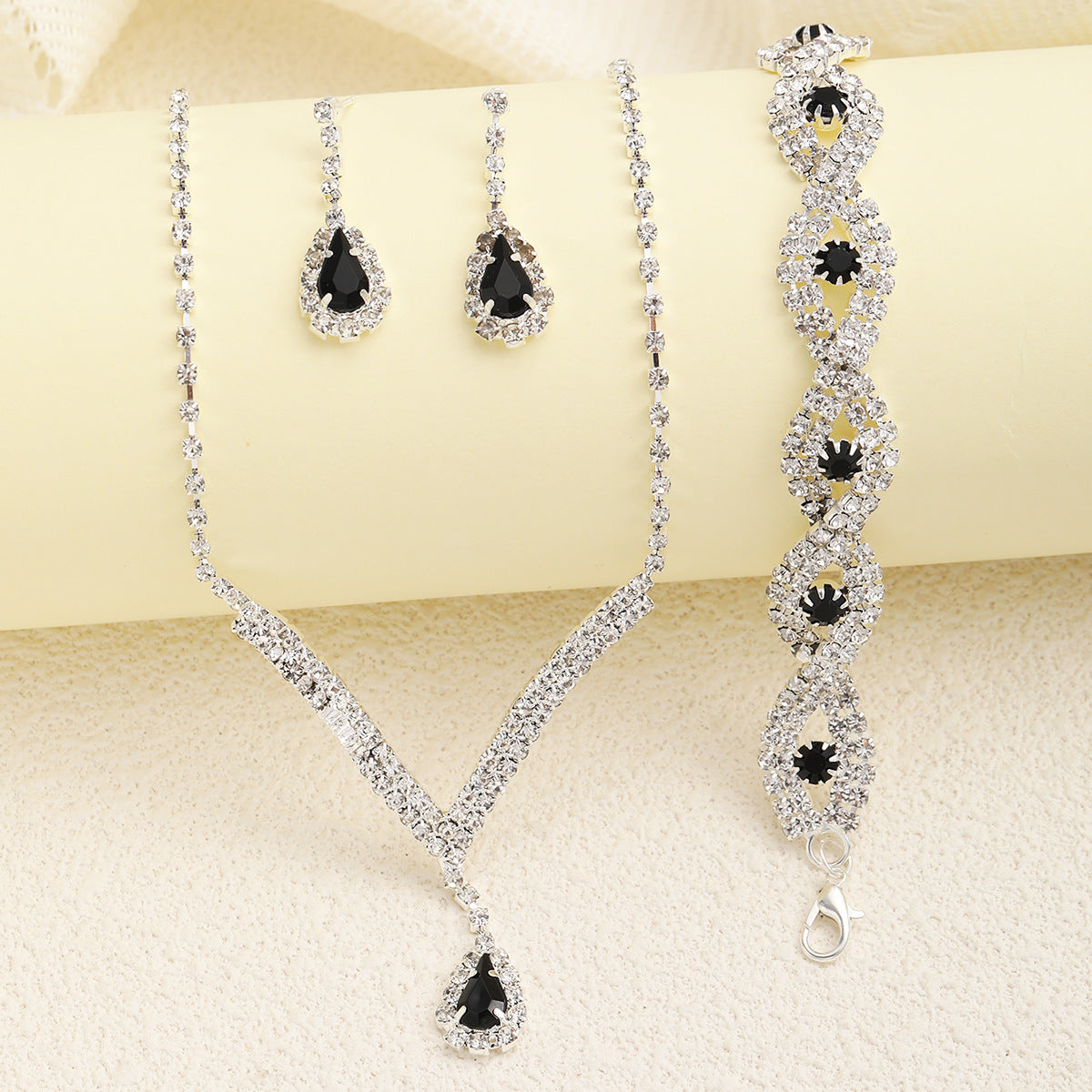 Damen Schmuckset mit stilvollem Anhänger und eleganten Ohrringen Shop Nory