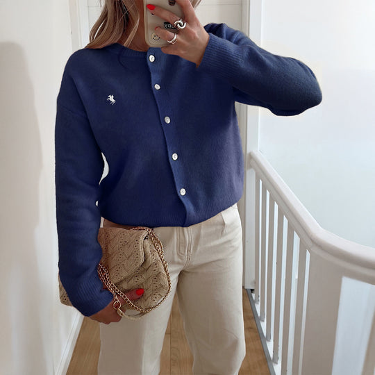 Damen nan kurze Feinstrick‑Strickjacke mit Perlmuttknöpfen, Rundhalsausschnitt und zierlichem Pferde‑Stick Shop Nory
