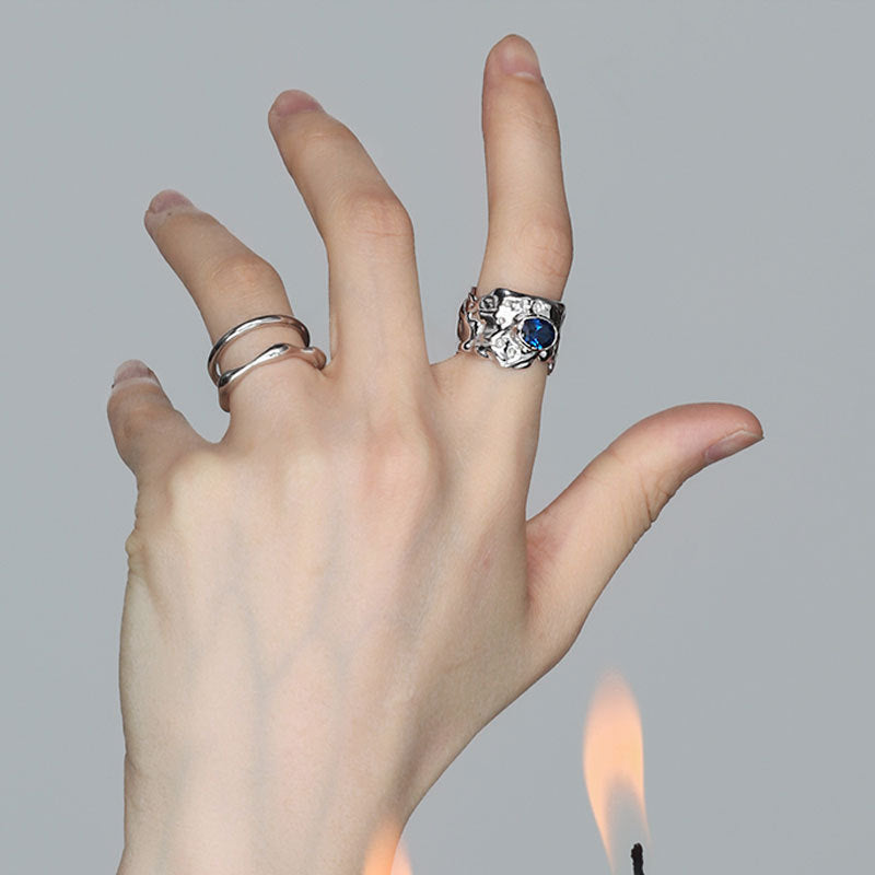Damenring mit strukturellem Design und blauen Zirkonsteinen Shop Nory