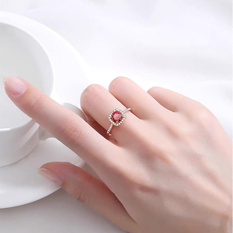 Damen Luxuriöser Hochzeitsring mit facettiertem Hauptstein und Zirkonia-Besatz Shop Nory