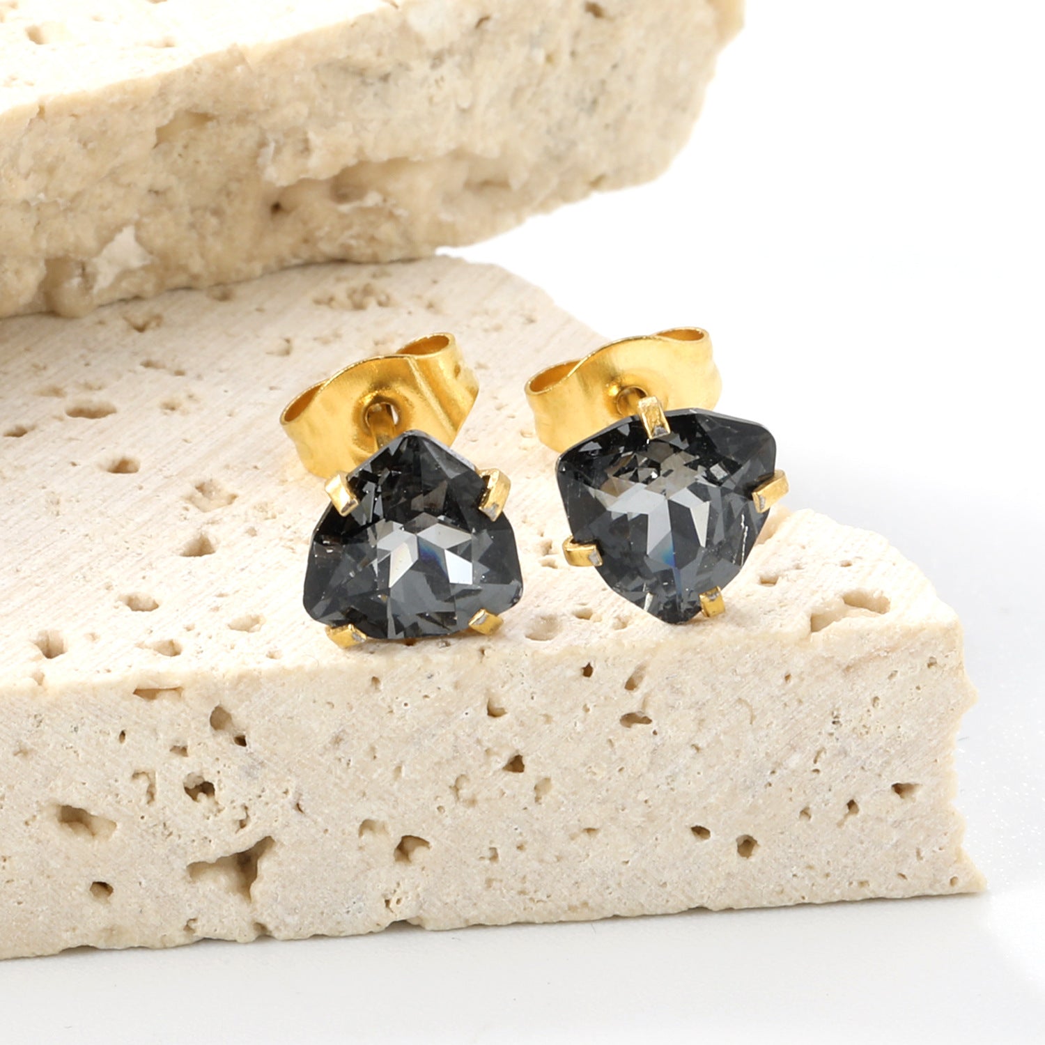 Damen Ohrstecker mit funkelnden Zirkonia-Elementen und elegantem Goldrahmen Shop Nory