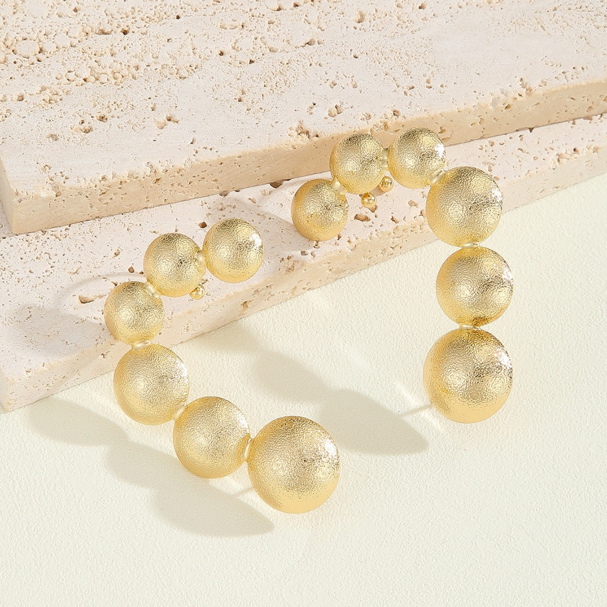 Damen Armband mit strukturierten, goldenen Kugeln Shop Nory