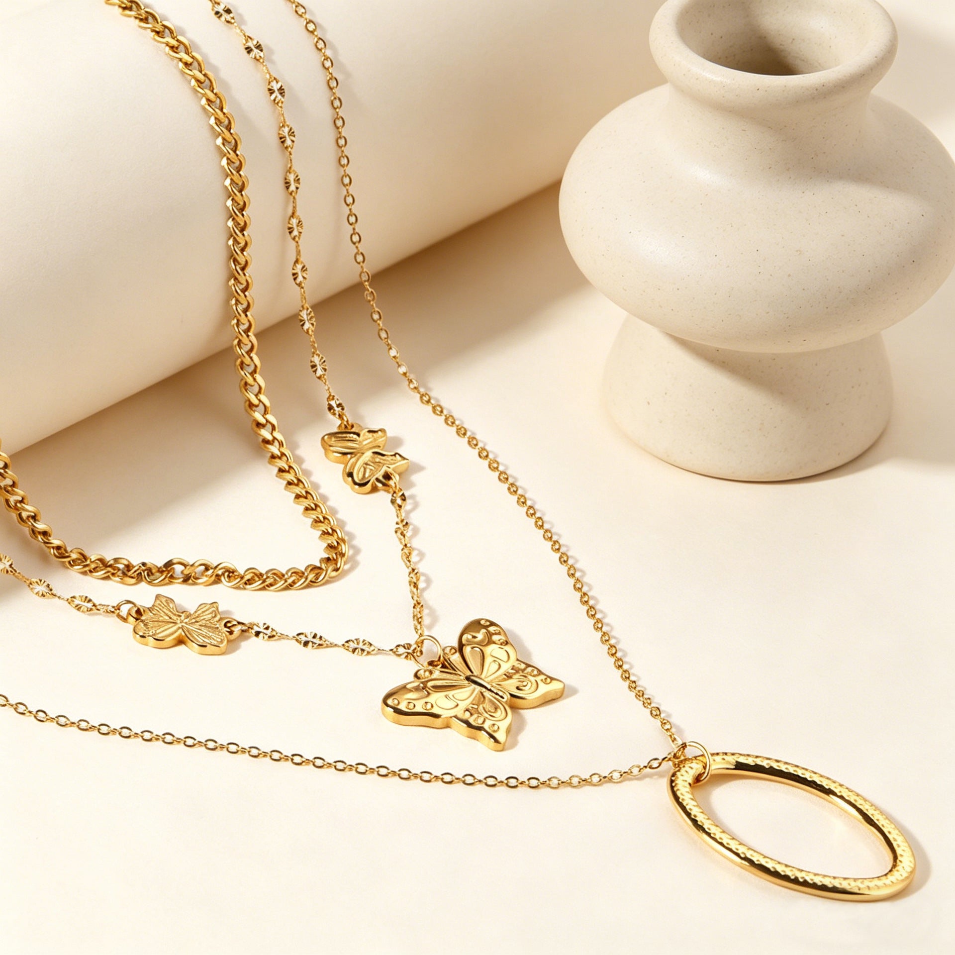 Damen mehrlagige Halskette mit goldplattierten Schmetterlingsanhängern und eleganten Edelstahl-Details Shop Nory